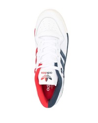 Baskets basses en cuir blanc et bleu marine adidas