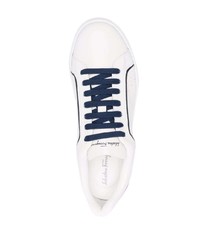 Baskets basses en cuir blanc et bleu marine Salvatore Ferragamo