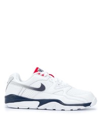 Baskets basses en cuir blanc et bleu marine Nike