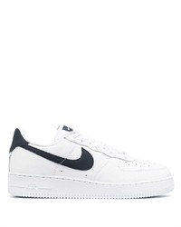 Baskets basses en cuir blanc et bleu marine Nike