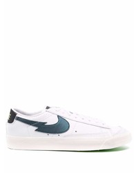 Baskets basses en cuir blanc et bleu marine Nike