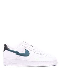 Baskets basses en cuir blanc et bleu marine Nike