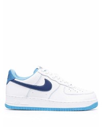 Baskets basses en cuir blanc et bleu marine Nike