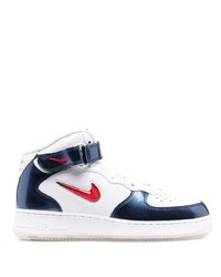 Baskets basses en cuir blanc et bleu marine Nike