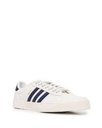 Baskets basses en cuir blanc et bleu marine adidas