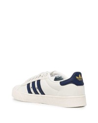 Baskets basses en cuir blanc et bleu marine adidas