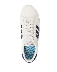 Baskets basses en cuir blanc et bleu marine adidas