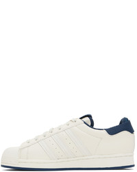 Baskets basses en cuir blanc et bleu marine adidas Originals