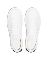 Baskets basses en cuir blanc et bleu marine Alexander McQueen