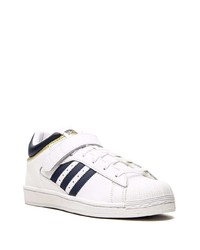 Baskets basses en cuir blanc et bleu marine adidas