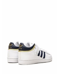 Baskets basses en cuir blanc et bleu marine adidas