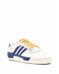 Baskets basses en cuir blanc et bleu marine adidas