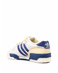 Baskets basses en cuir blanc et bleu marine adidas