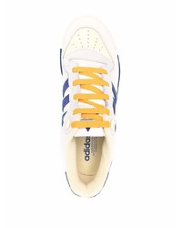 Baskets basses en cuir blanc et bleu marine adidas