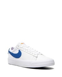 Baskets basses en cuir blanc et bleu marine Nike