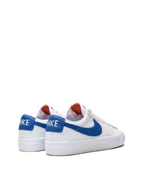 Baskets basses en cuir blanc et bleu marine Nike