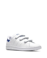 Baskets basses en cuir blanc et bleu marine adidas