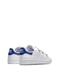 Baskets basses en cuir blanc et bleu marine adidas