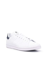 Baskets basses en cuir blanc et bleu marine adidas