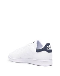 Baskets basses en cuir blanc et bleu marine adidas