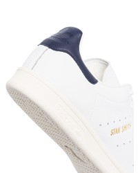 Baskets basses en cuir blanc et bleu marine adidas