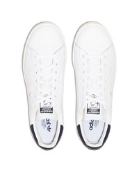 Baskets basses en cuir blanc et bleu marine adidas