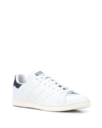 Baskets basses en cuir blanc et bleu marine adidas