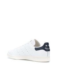 Baskets basses en cuir blanc et bleu marine adidas