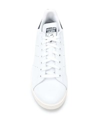 Baskets basses en cuir blanc et bleu marine adidas