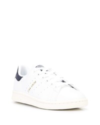 Baskets basses en cuir blanc et bleu marine adidas