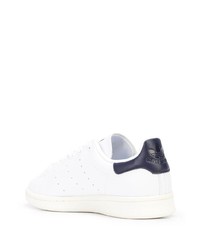 Baskets basses en cuir blanc et bleu marine adidas