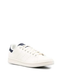 Baskets basses en cuir blanc et bleu marine adidas