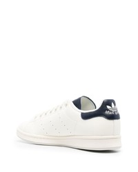 Baskets basses en cuir blanc et bleu marine adidas