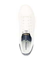 Baskets basses en cuir blanc et bleu marine adidas