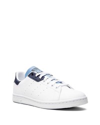 Baskets basses en cuir blanc et bleu marine adidas