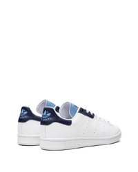 Baskets basses en cuir blanc et bleu marine adidas