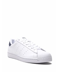 Baskets basses en cuir blanc et bleu marine adidas