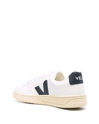 Baskets basses en cuir blanc et bleu marine Veja