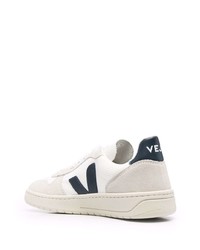 Baskets basses en cuir blanc et bleu marine Veja