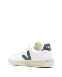 Baskets basses en cuir blanc et bleu marine Veja