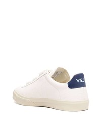 Baskets basses en cuir blanc et bleu marine Veja