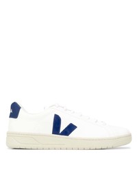 Baskets basses en cuir blanc et bleu marine Veja