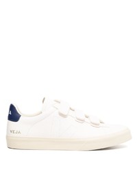 Baskets basses en cuir blanc et bleu marine Veja