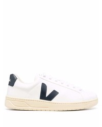 Baskets basses en cuir blanc et bleu marine Veja