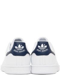 Baskets basses en cuir blanc et bleu marine adidas Originals