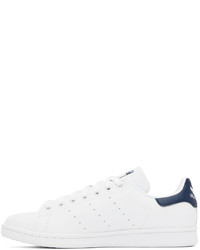 Baskets basses en cuir blanc et bleu marine adidas Originals