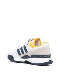 Baskets basses en cuir blanc et bleu marine adidas