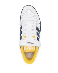 Baskets basses en cuir blanc et bleu marine adidas