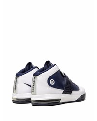 Baskets basses en cuir blanc et bleu marine Nike