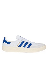 Baskets basses en cuir blanc et bleu adidas